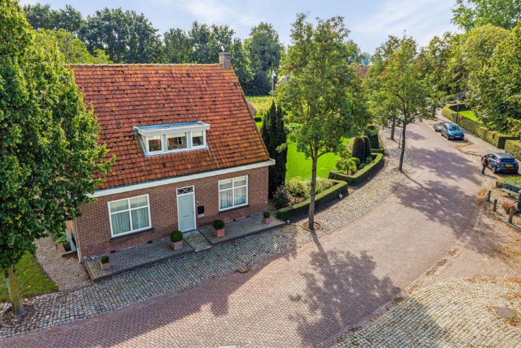 Erf en landweg vanuit de lucht