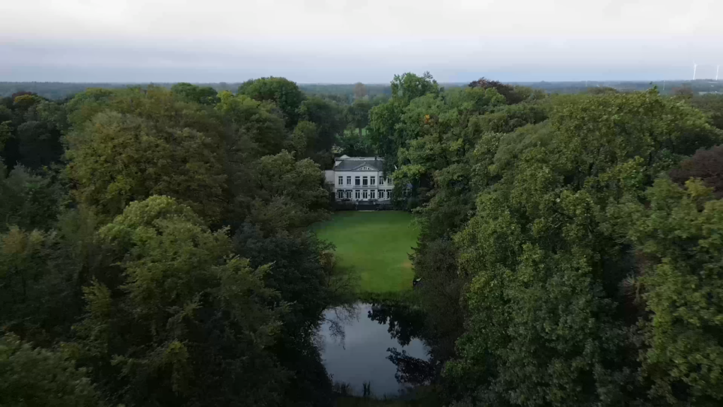 Landgoed met vijver en bos vanuit de lucht